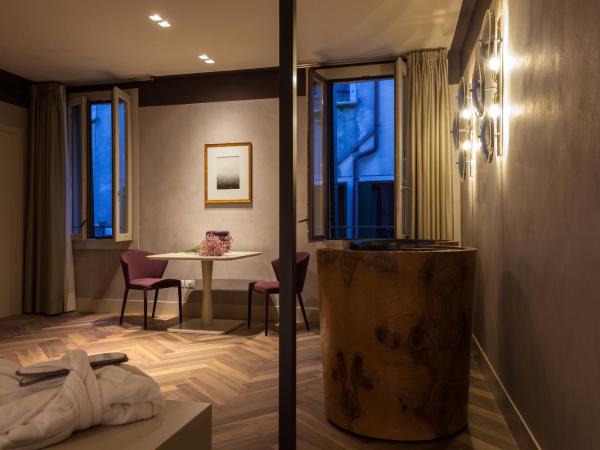 Liassidi Wellness Suites : photo 6 de la chambre suite lit queen-size avec bain turc - vue sur ville