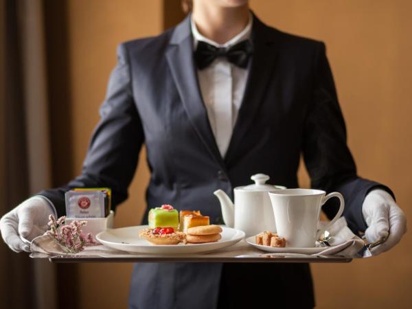 Liassidi Wellness Suites : photo 10 de la chambre suite lit queen-size avec bain turc - vue sur ville