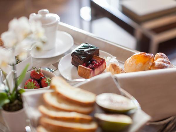 Liassidi Wellness Suites : photo 8 de la chambre suite d'angle lit queen-size avec bain turc - vue sur canal