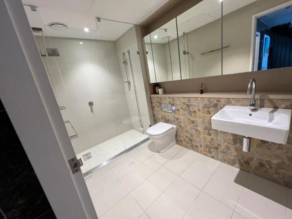 city unique Waterfront Townhouse : photo 2 de la chambre chambre double avec salle de bains privative