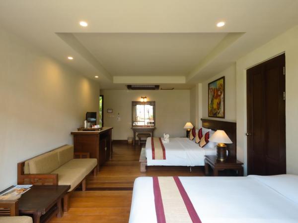 Khaolak Bhandari Resort & Spa - SHA Extra Plus : photo 4 de la chambre ​chambre triple avec balcon ou terrasse
