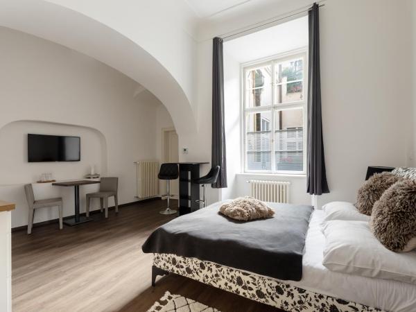 Old Town Square Residence by Emblem : photo 2 de la chambre studio lit queen-size de luxe 