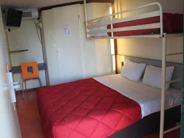 Hôtel Premiere Classe Pamiers : photo 1 de la chambre chambre triple avec 1 lit double et 1 lit simple