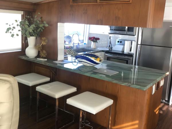 Luxury Afloat Yacht Paradise 3 bedrooms 3bath 5 beds with full Marina view : photo 4 de la chambre mobile home