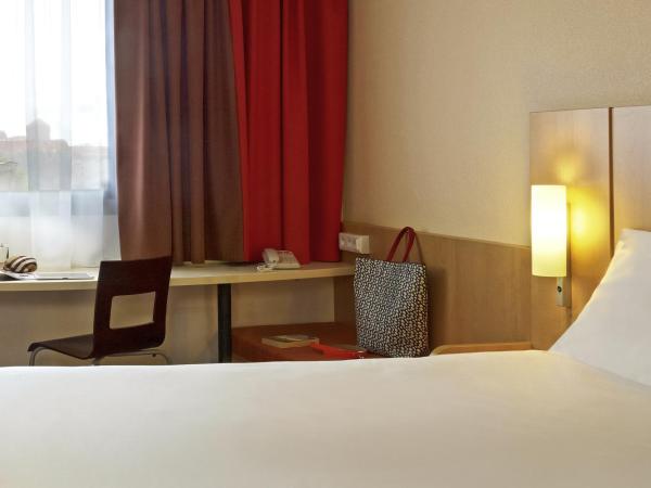 Ibis Warszawa Ostrobramska : photo 4 de la chambre chambre lits jumeaux avec lit d’appoint - 301