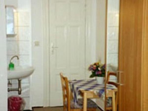 Pension Wedding : photo 2 de la chambre chambre simple avec salle de bains commune