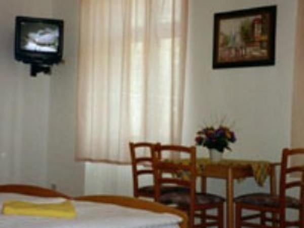 Pension Wedding : photo 1 de la chambre chambre double avec salle de bains