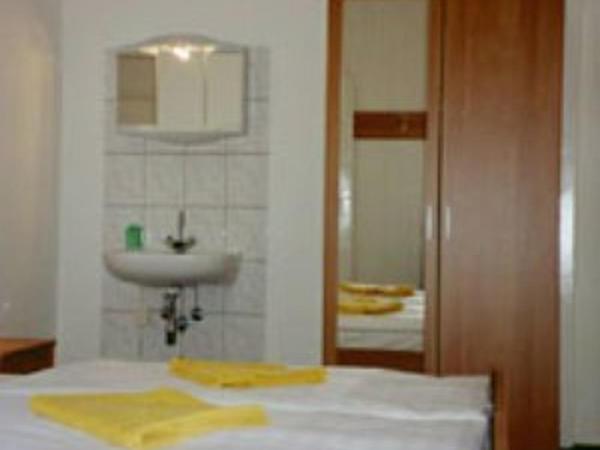 Pension Wedding : photo 1 de la chambre chambre triple avec salle de bains commune