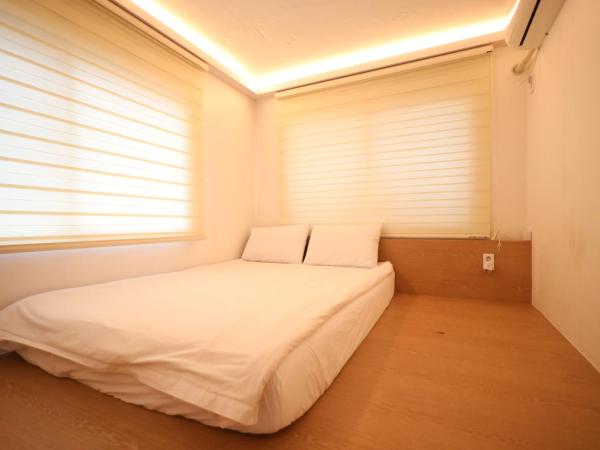 Huayuanhouse HQ in hongdae : photo 1 de la chambre chambre double avec salle de bains privative extérieure