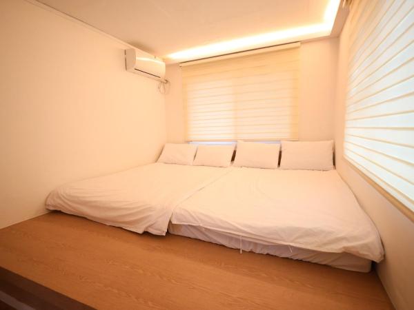 Huayuanhouse HQ in hongdae : photo 3 de la chambre chambre double avec salle de bains privative extérieure