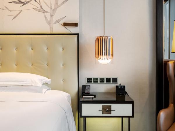 Hilton Shenzhen Futian, Metro Station at Hotel Front Door, Close to Futian Convention & Exhibition Center : photo 2 de la chambre chambre lit king-size