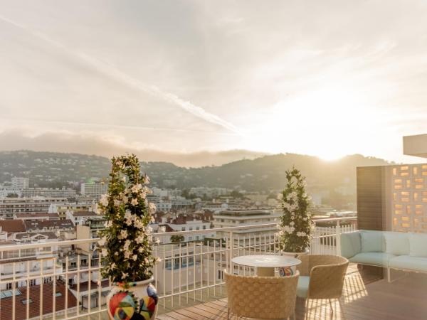 Mondrian Cannes : photo 5 de la chambre suite sérénité - terrasse - vue ville