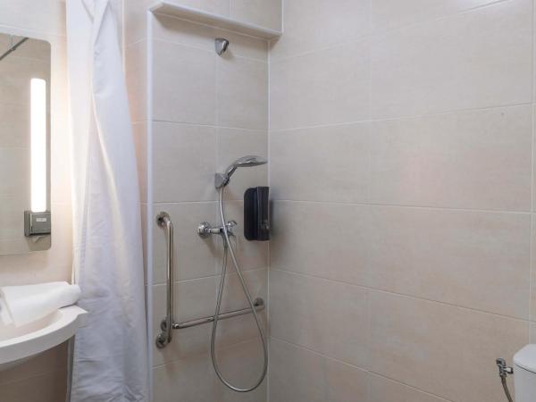 B&B HOTEL Bourges 1 : photo 2 de la chambre chambre double - accessible aux personnes à mobilité réduite 