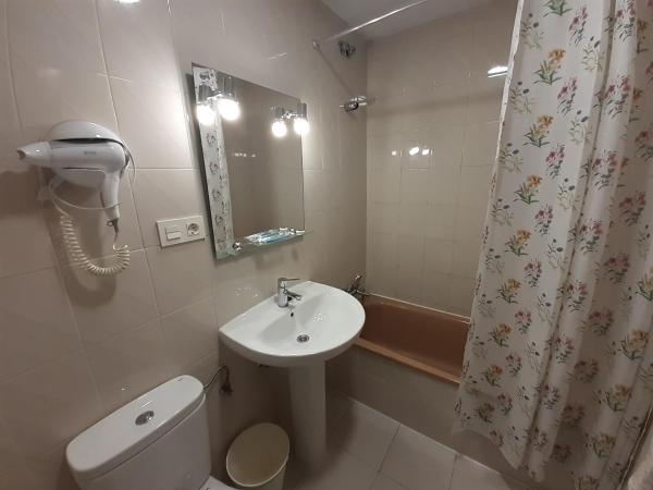 Uría 25 rooms : photo 4 de la chambre chambre double avec salle de bains privative