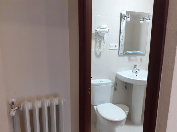 Uría 25 rooms : photo 8 de la chambre chambre double avec salle de bains privative