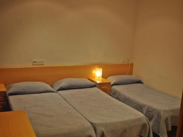 Hostal L'Alba : photo 3 de la chambre chambre triple Économique