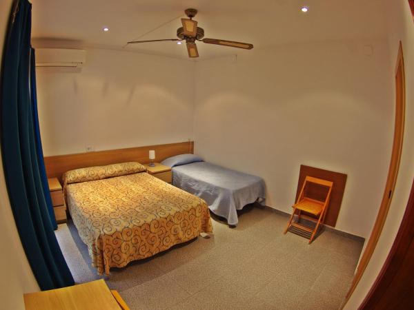 Hostal L'Alba : photo 4 de la chambre chambre triple Économique