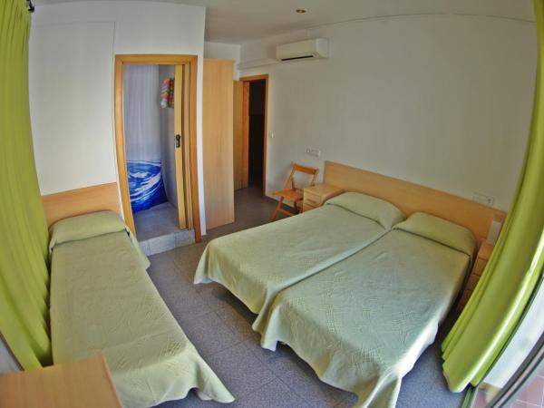 Hostal L'Alba : photo 2 de la chambre chambre triple avec balcon