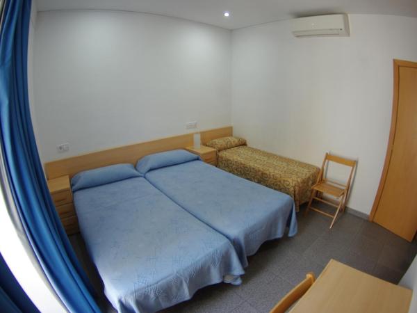 Hostal L'Alba : photo 5 de la chambre chambre triple avec balcon