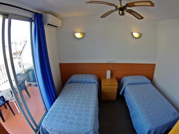 Hostal L'Alba : photo 4 de la chambre chambre double ou lits jumeaux avec balcon