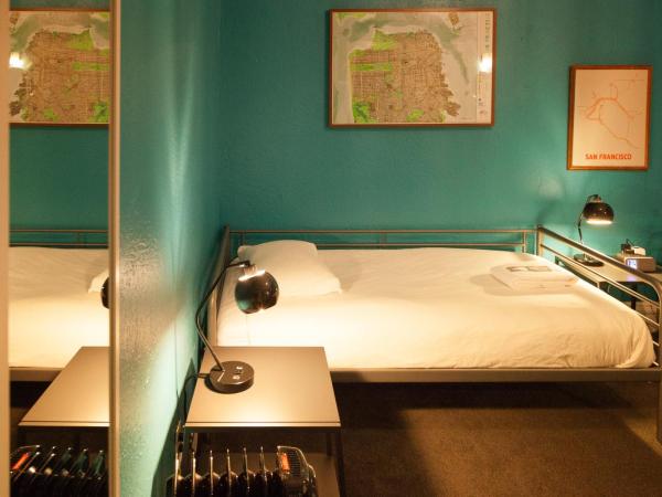 HI San Francisco Downtown Hostel : photo 5 de la chambre chambre lits jumeaux privée avec salle de bains privative