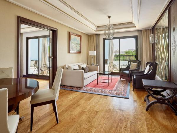 Fes Marriott Hotel Jnan Palace : photo 6 de la chambre suite exécutive avec 1 lit king-size et canapé-lit - vue sur jardin et piscine