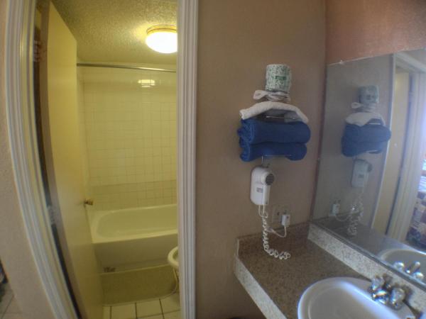 Budget Inn Motel : photo 8 de la chambre chambre double Économique avec 2 lits doubles - non-fumeurs