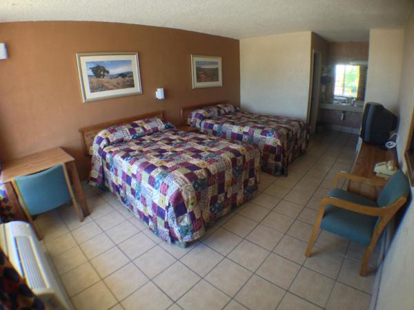 Budget Inn Motel : photo 6 de la chambre chambre double Économique avec 2 lits doubles - non-fumeurs