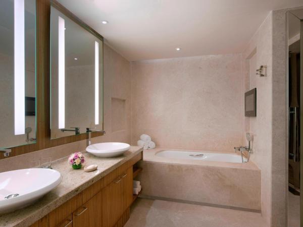 Sheraton Grand Bangalore Hotel at Brigade Gateway : photo 5 de la chambre executive suite, pool view, 1 bedroom larger suite, 1 king