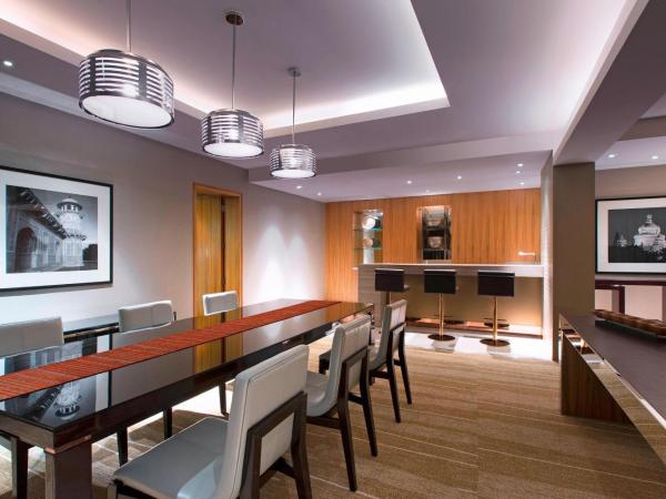 Sheraton Grand Bangalore Hotel at Brigade Gateway : photo 4 de la chambre executive suite, pool view, 1 bedroom larger suite, 1 king