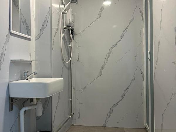 Duke Living : photo 3 de la chambre chambre lits jumeaux avec salle de bains