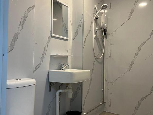 Duke Living : photo 4 de la chambre chambre double avec salle de bains privative