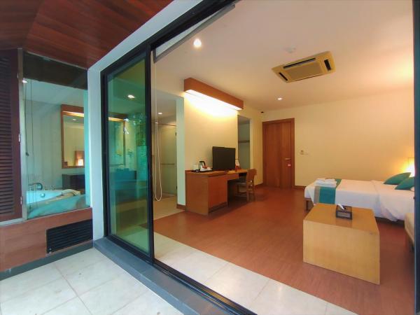 Chang Buri Resort & Spa : photo 5 de la chambre suite deluxe côté mer avec jacuzzi 