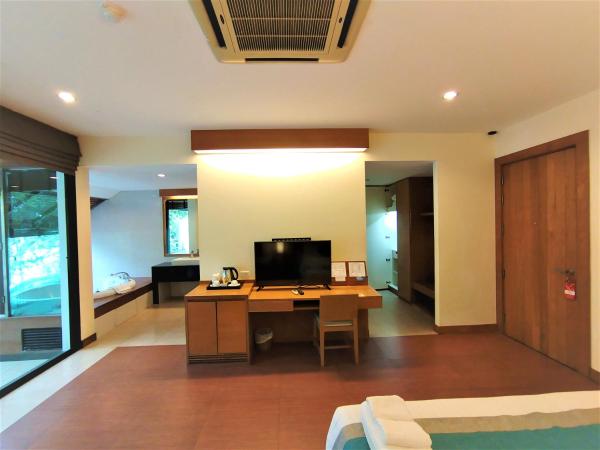 Chang Buri Resort & Spa : photo 3 de la chambre suite deluxe côté mer avec jacuzzi 