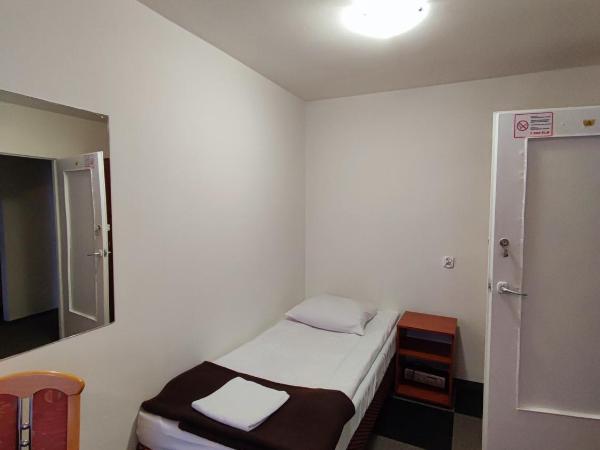 Płonia Economy : photo 10 de la chambre chambre lits jumeaux avec salle de bains commune