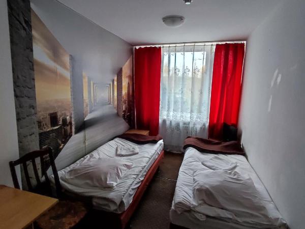 Płonia Economy : photo 7 de la chambre chambre lits jumeaux avec salle de bains commune