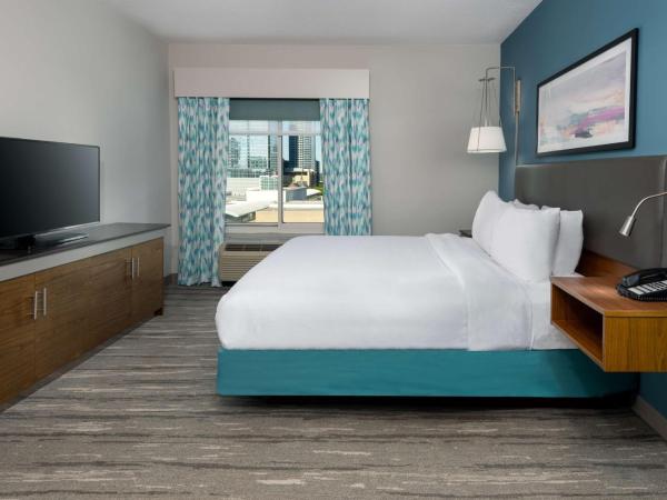 Hilton Garden Inn Charlotte Uptown : photo 3 de la chambre chambre lit king-size avec baignoire - accessible aux personnes à mobilité réduite et adaptée aux personnes malentendantes