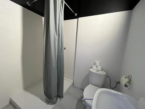 Grey Poznań Pokój z łazienką , Darmowy parking, Zameldowanie Bezobsługowe : photo 2 de la chambre chambre lits jumeaux avec salle de bains privative