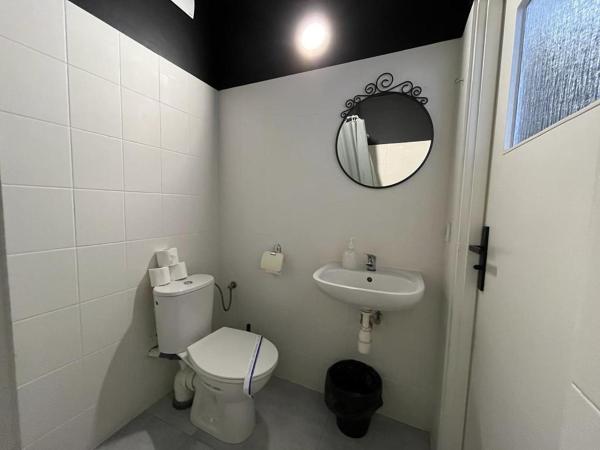 Grey Poznań Pokój z łazienką , Darmowy parking, Zameldowanie Bezobsługowe : photo 3 de la chambre chambre lits jumeaux avec salle de bains privative