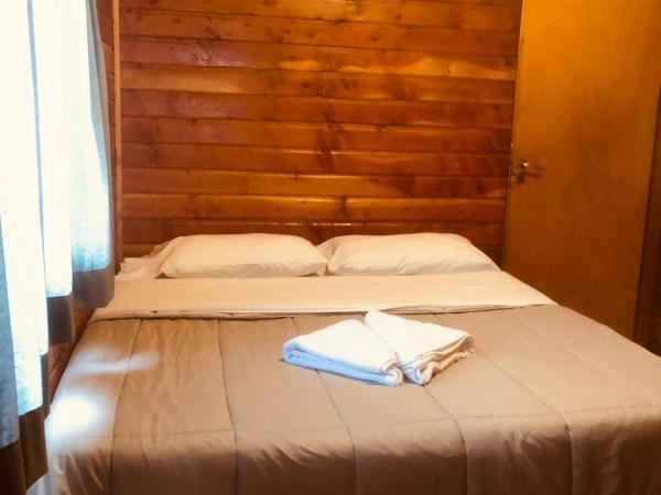Cuatro Cerros Hostel : photo 1 de la chambre chambre double ou lits jumeaux avec salle de bains privative