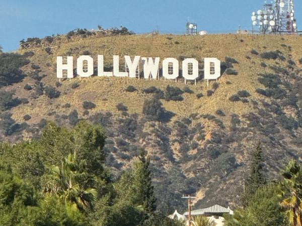 The Adler a Hollywood Hotel : photo 6 de la chambre hébergement lit king-size - vue sur panneau hollywood