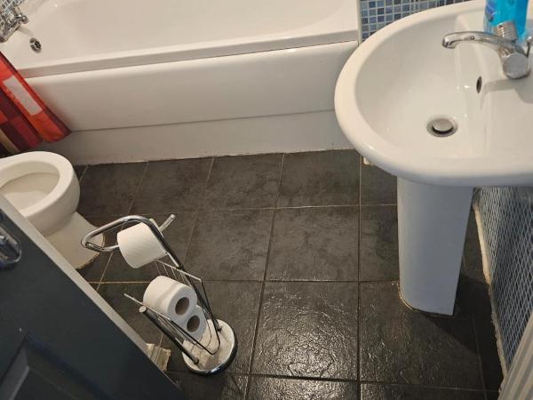 Queens Rooms, a Perfect Stay, Next to Shopping Parks and Central Manchester : photo 2 de la chambre chambre double avec salle de bains commune