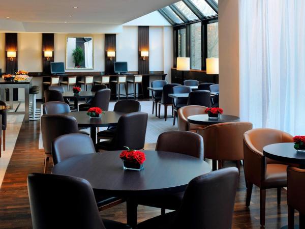 Paris Marriott Rive Gauche Hotel & Conference Center : photo 6 de la chambre suite hemingway lit king-size avec accès au salon exécutif et connexion wi-fi