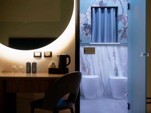 Lo Stemma Luxury Boutique Hotel : photo 4 de la chambre chambre lit king-size avec balcon