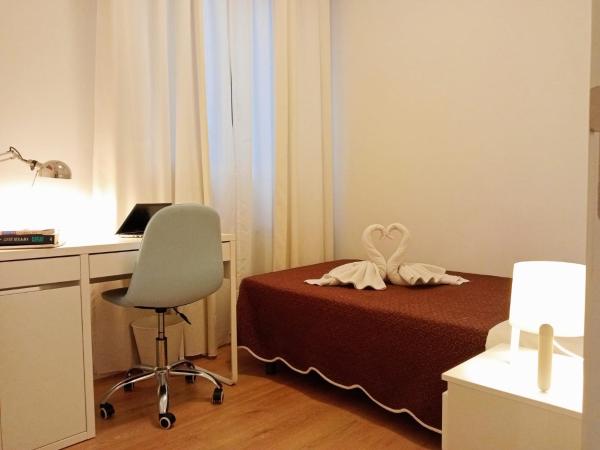 Far Home Plaza Mayor : photo 2 de la chambre chambre double ou lits jumeaux avec salle de bains commune