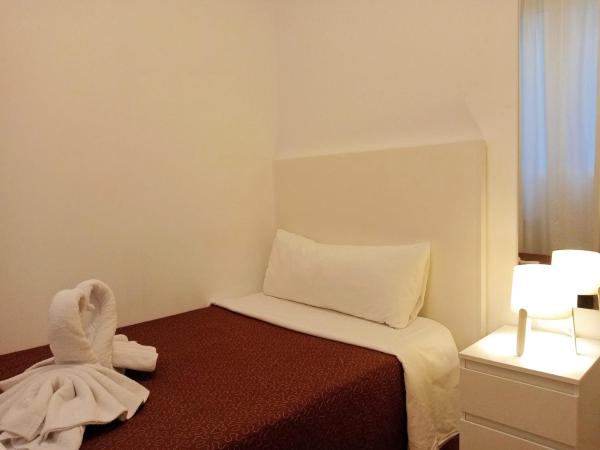Far Home Plaza Mayor : photo 3 de la chambre chambre double ou lits jumeaux avec salle de bains commune