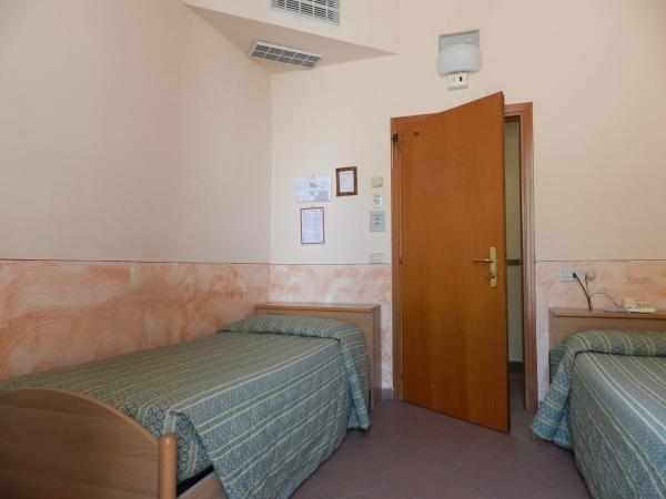 Hotel Monica : photo 1 de la chambre chambre lits jumeaux Économique avec salle de bains commune