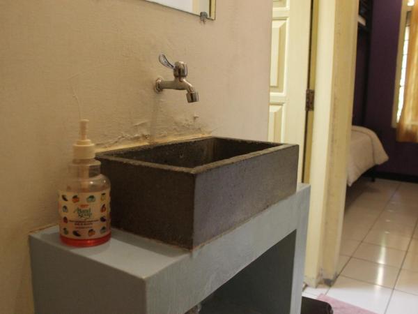 ViaVia Guesthouse : photo 6 de la chambre chambre lits jumeaux avec salle de bains commune