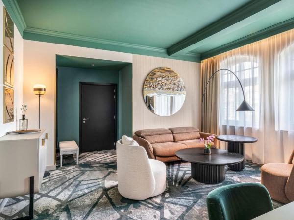 Rezydent Sopot MGallery Hotel Collection : photo 3 de la chambre executive suite with king bed and sofa