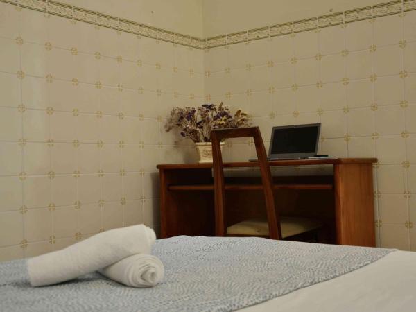 RIA Terrace : photo 3 de la chambre chambre double avec salle de bains commune